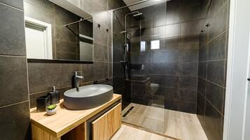 Superior Triple Room, Pool View | Bathroom | Hair dryer, towels, soap, shampoo