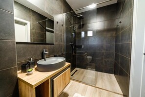 Superior Triple Room, Pool View | Bathroom