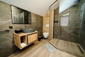 Chambre Double Supérieure, balcon, vue ville | Salle de bain