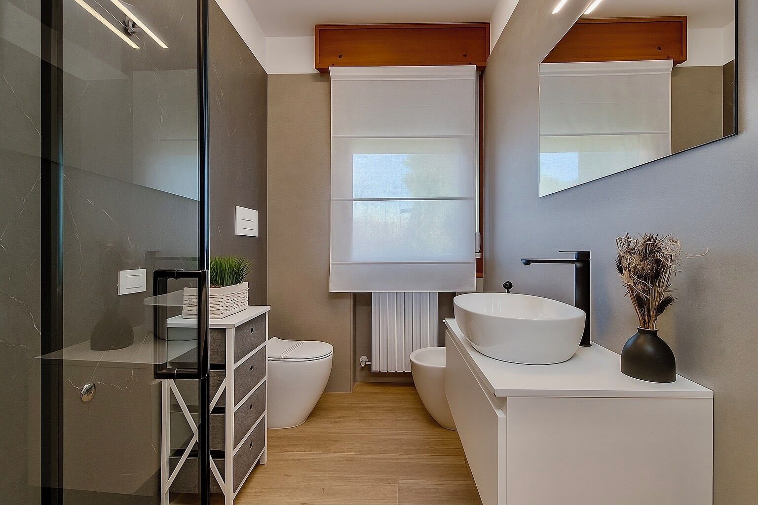Shower, hair dryer, bidet, towels
