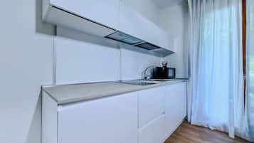 Coffee/tea maker, fridge, microwave, stovetop