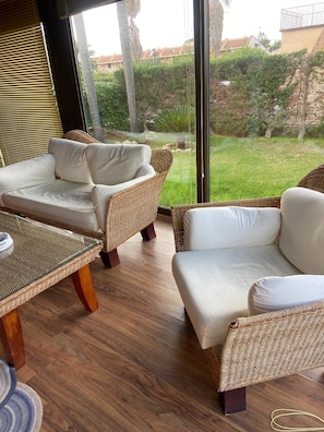 TV - Frank's House, a villa surrounded by greenery with a private pool (Piana Calzata)