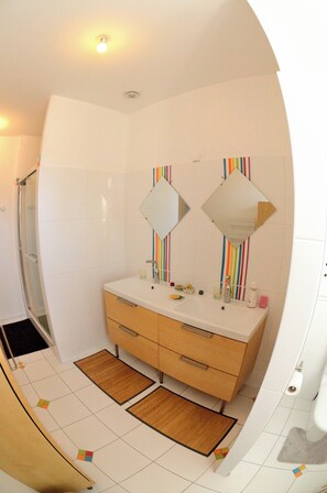 Chambre familiale, vue sur le jardin | Salle de bain | Séchoir à cheveux, savon, shampooing, papier de toilette