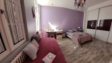 Familiesuite, flere senger, byutsikt | Strykejern/-brett og wi-fi (inkludert)