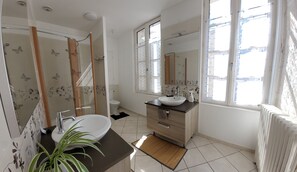 Comfort Tek Büyük Yataklı Oda, Bahçe Manzaralı | Banyo | Saç kurutma makinesi, sabun, şampuan, tuvalet kâğıdı 