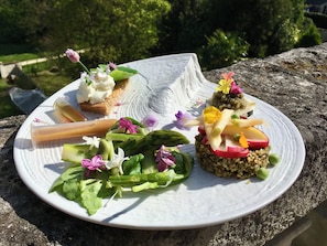 Frokost med lokale retter er inkludert hver dag