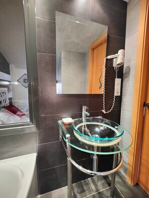 Suite, 1 cama matrimonial | Baño | Regadera, secadora de cabello, toallas, jabón 