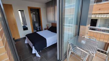 Habitación doble | Caja fuerte, escritorio, espacio para trabajar con un portátil