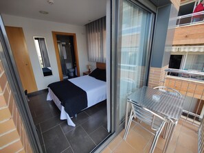 Habitación doble | Caja de seguridad en la habitación y escritorio 