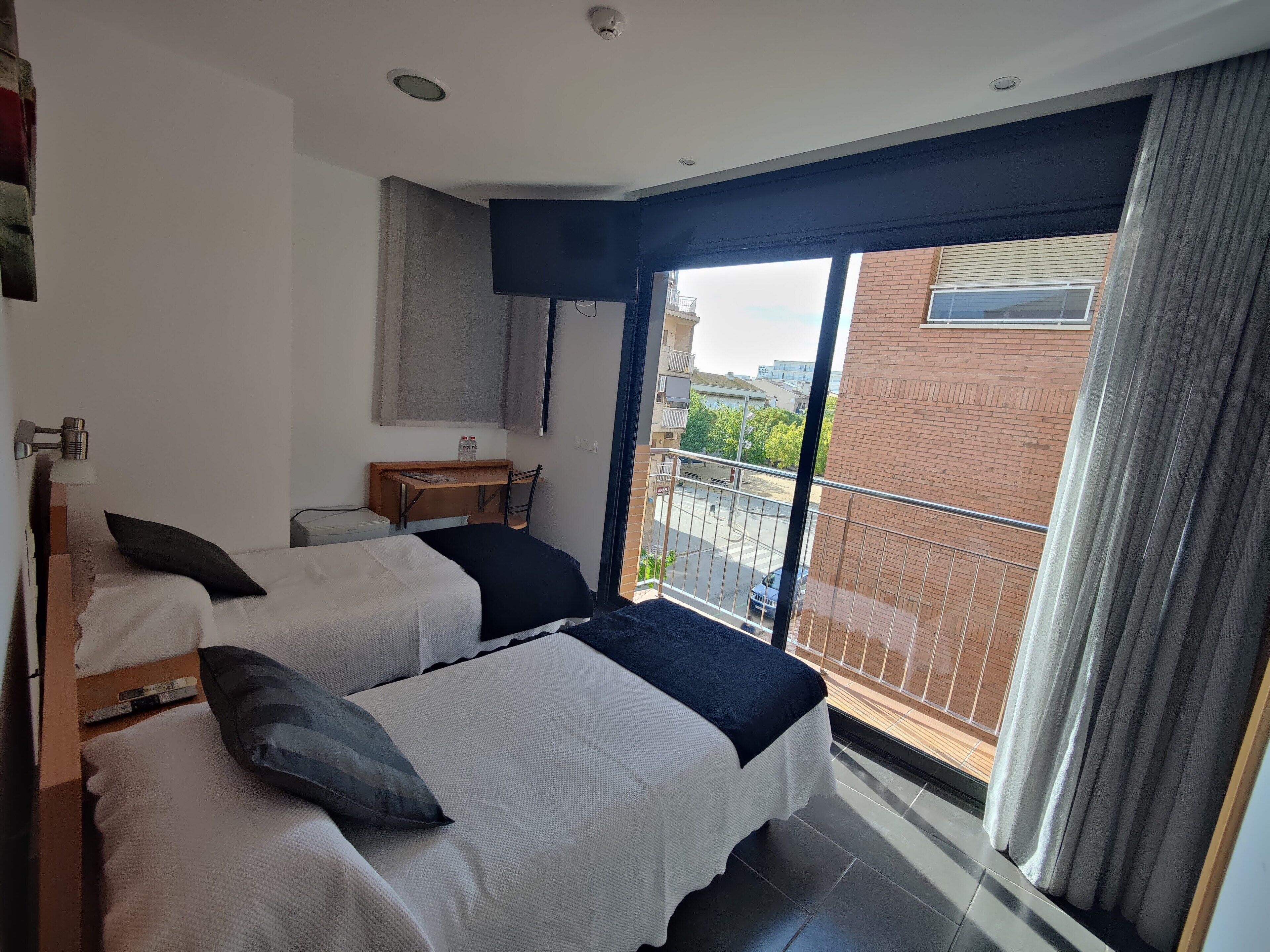 Caja de seguridad en la habitación y escritorio 