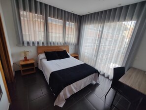 Double Room | In-room safe, desk, laptop workspace, free WiFi - Hostal Manel (Pineda de Mar)