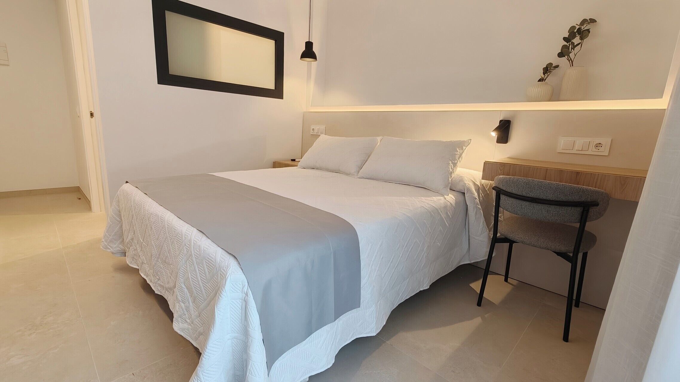 Quarto casal superior, vista para a piscina | Cofres nos quartos, escrivaninha, espaço de trabalho para notebook