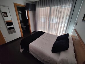 Double Room | In-room safe, desk, laptop workspace, free WiFi - Hostal Manel (Pineda de Mar)