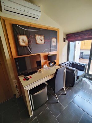 Suite, 1 Double Bed | In-room safe, desk, laptop workspace, free WiFi - Hostal Manel (Pineda de Mar)