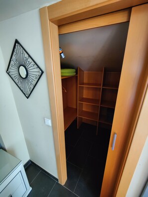 خزانة ملابس