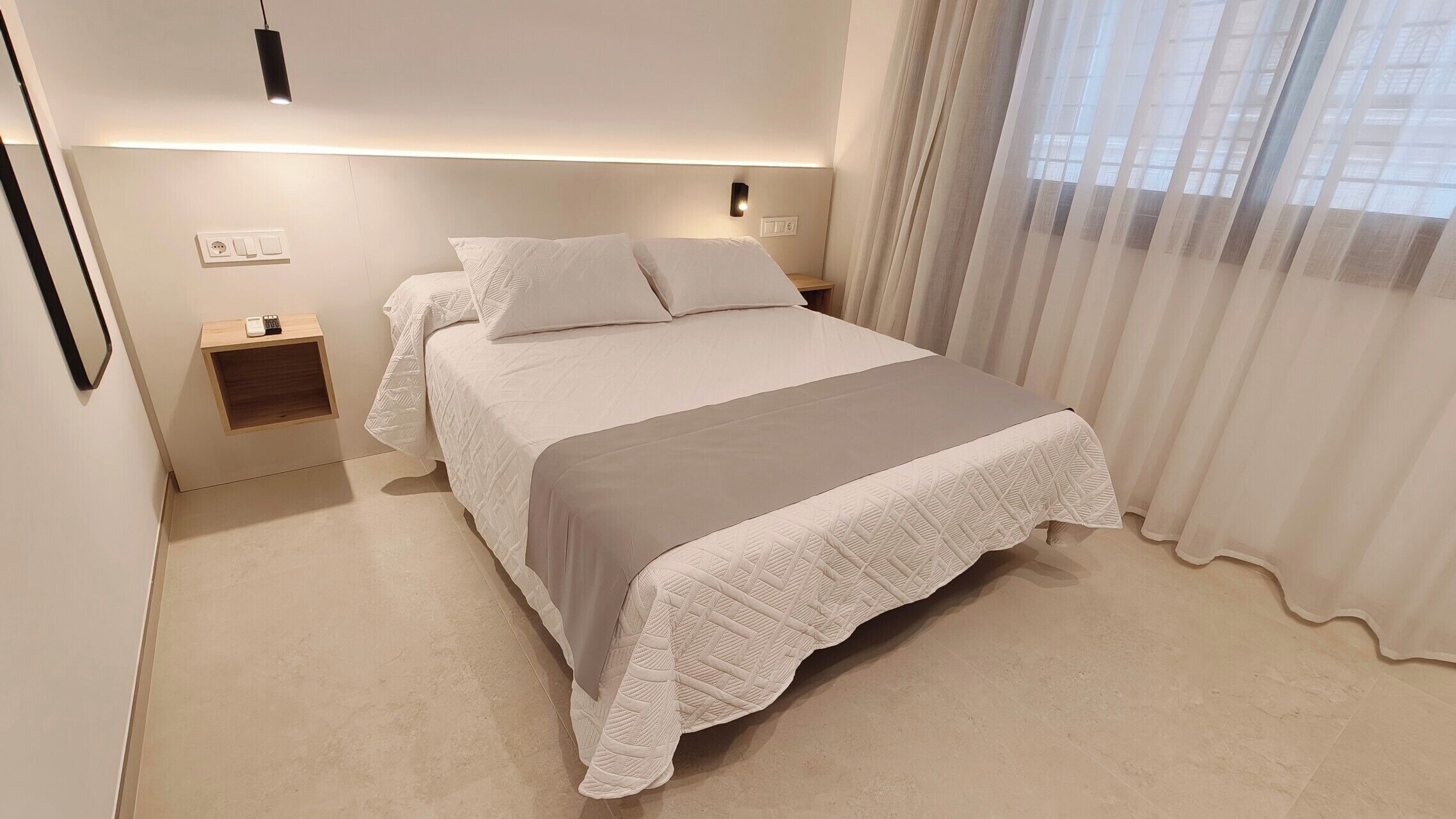 Quarto casal superior | Cofres nos quartos, escrivaninha, espaço de trabalho para notebook