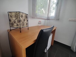 خزنة داخل الغرفة ومكتب ومساحة عمل للكمبي�وتر المحمول وواي فاي مجانًا