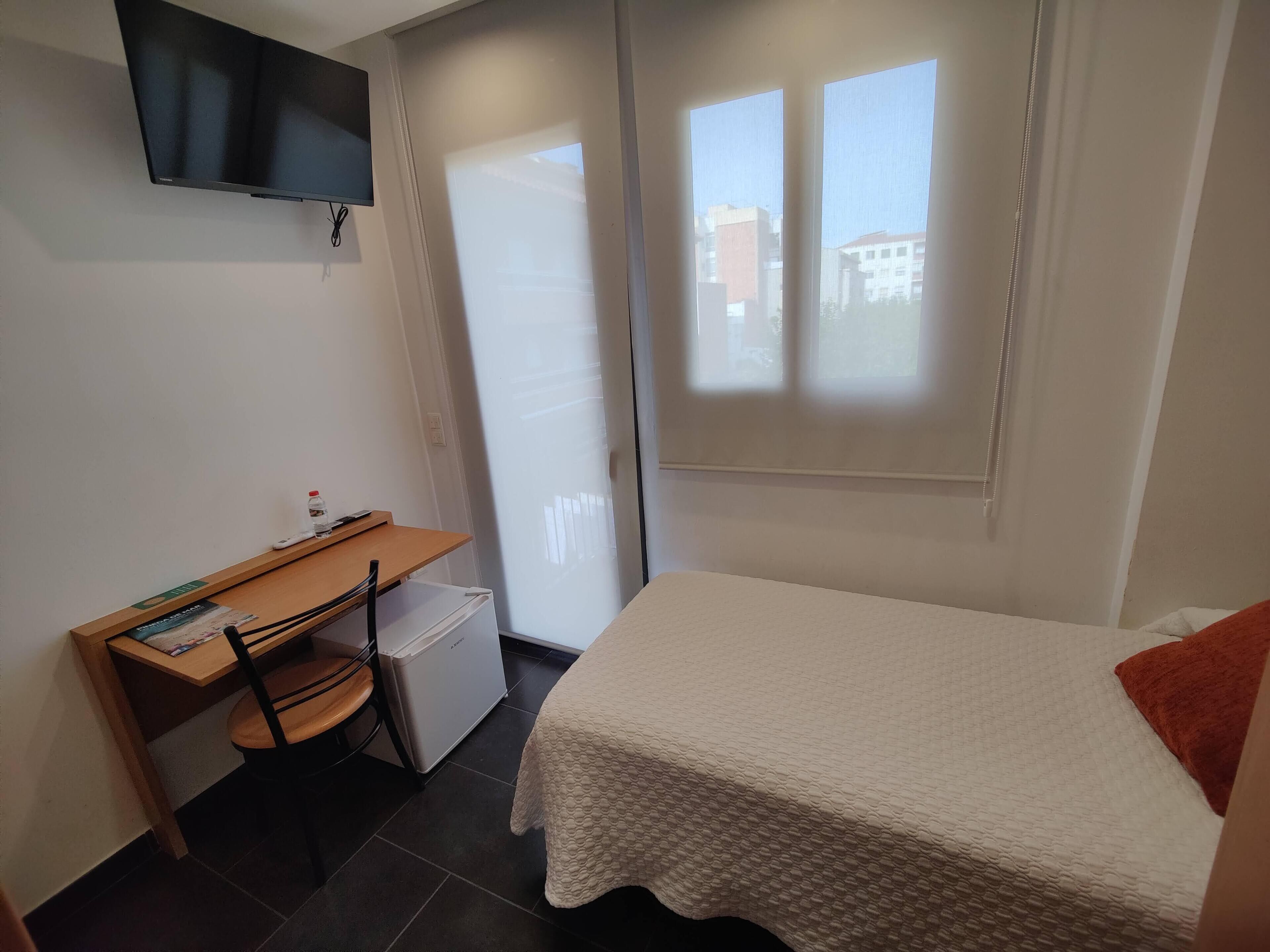 Caja de seguridad en la habitación y escritorio 