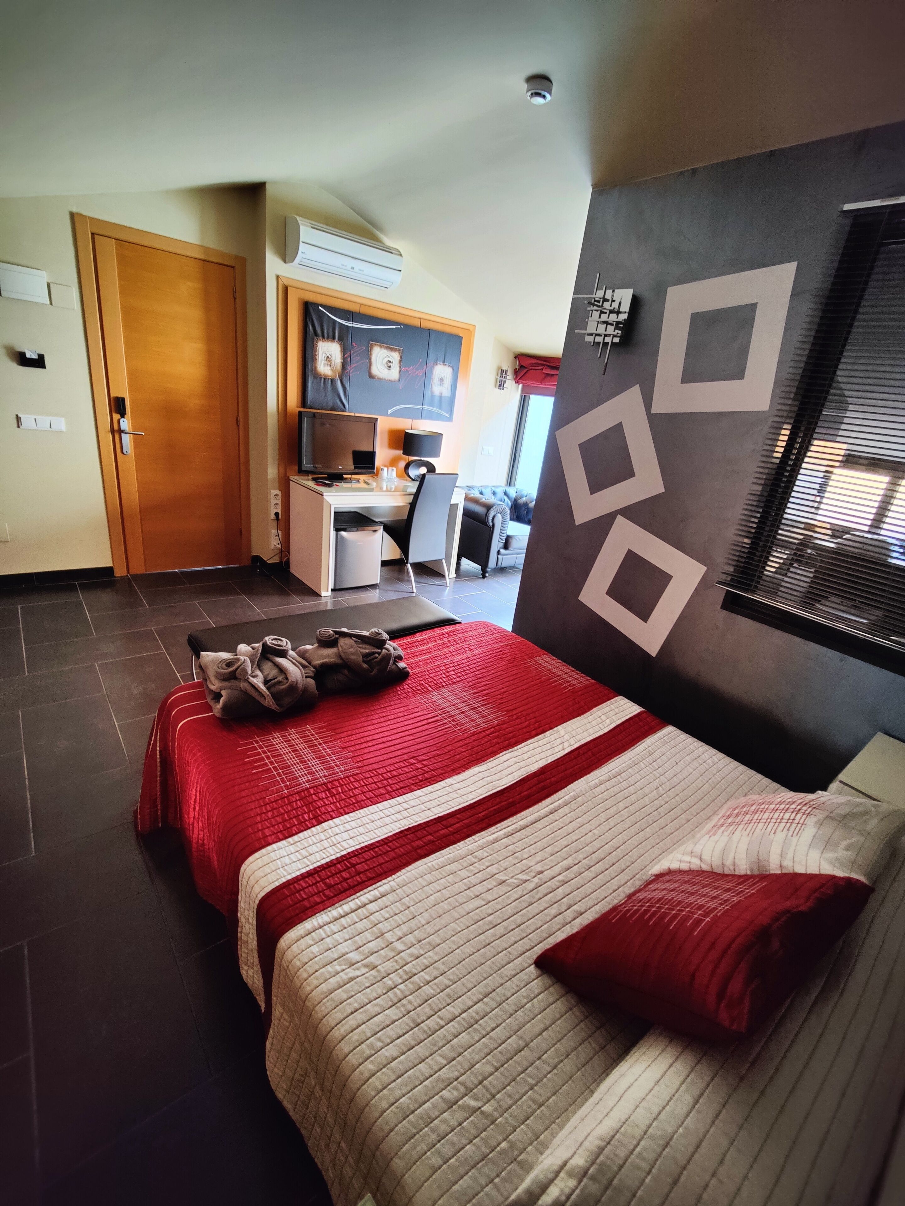 Caja de seguridad en la habitación y escritorio 