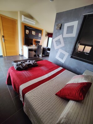 Suite, 1 cama matrimonial | Caja de seguridad en la habitación y escritorio 