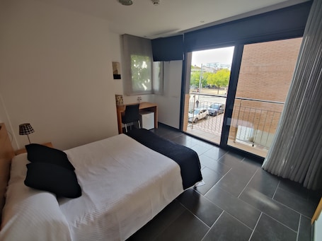 Double Room | In-room safe, desk, laptop workspace, free WiFi