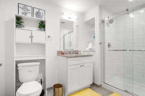 Dusj, hårføner, håndklær og sjampo