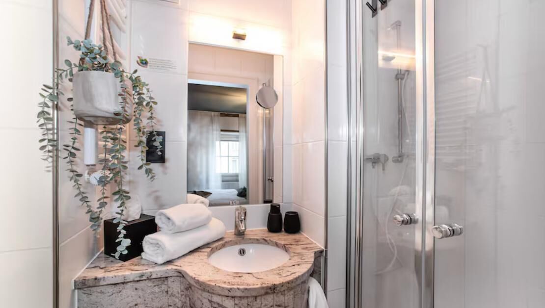 Ducha, secador de pelo, toallas, jabón