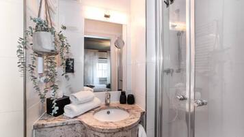 Dusche, Haartrockner, HandtĂŒcher, Seife