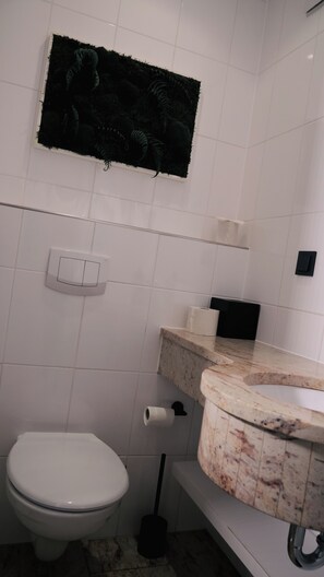 Työpöytä, kannettavalle tietokoneelle sopiva työtila, ilmainen Wi-Fi