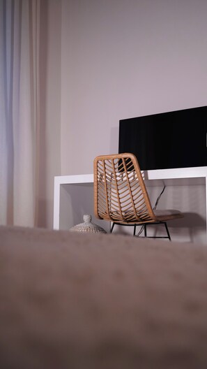 Työpöytä, kannettavalle tietokoneelle sopiva työtila, ilmainen Wi-Fi