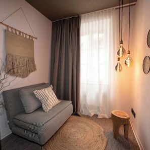 Schreibtisch, laptopgeeigneter Arbeitsplatz, kostenloses WLAN