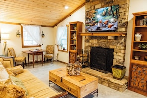 Smart TV, fireplace, video games, books - Villa Serena Tuscan Theme home with a HIDDEN lounge, fire pit, lawn games, creek (Dahlonega)