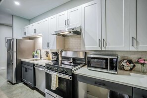 Fridge, microwave, stovetop, dishwasher