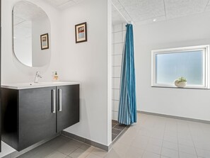 Bathroom - "Emelia" - 4.2km from the sea by Interhome (Læsø)