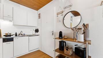 Kühlschrank, Wasserkocher mit Kaffee-/Teezubehör, Toaster, Esstisch