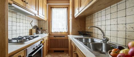 ثلاجة، فرن، غسالة أطباق، مستلزمات طهي/أطباق/أوعية