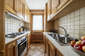 Fridge, oven, dishwasher, cookware/dishes/utensils
