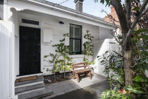 Apartment | Reception - Stylish 2BR House, Walk to Parks & Cafes (Melbourne)