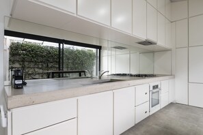 Apartment | Private kitchen - Stylish 2BR House, Walk to Parks & Cafes (Melbourne)
