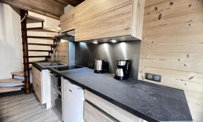 Kühlschrank, Mikrowelle, Ofen, Wasserkocher mit Kaffee-/Teezubehör