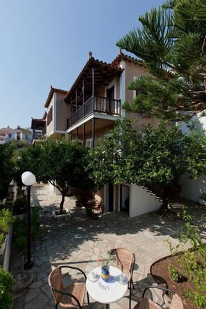Front of property - Sofia's Garden by Booking Kottas (Skopelos)