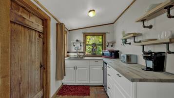 ํ์ฐ์ค | 8 ๊ฐ์ ์นจ์ค