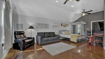 ํ์ฐ์ค | 8 ๊ฐ์ ์นจ์ค