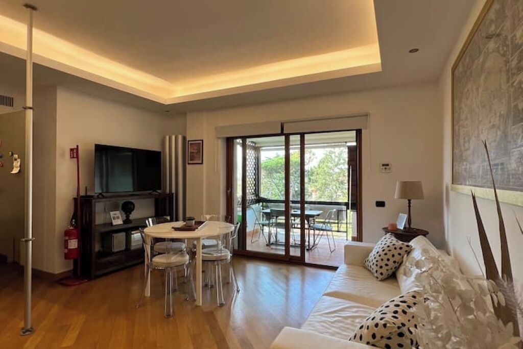 Smart-TV, bøker og stereoanlegg