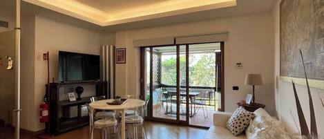 Smart-TV, bøker og stereoanlegg