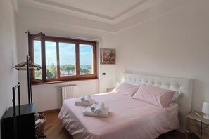 2 habitaciones, escritorio, tabla de planchar con plancha y wifi gratis