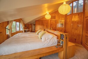 5 bedrooms, iron/ironing board, Internet, bed sheets