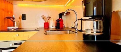 Een koelkast, een magnetron, een oven, een kookplaat