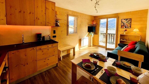 A cozy wooden cabin with a kitchen, dining area, and a balcony with a view. - Appartment 4 people - Cîmes Scolette (Aussois)