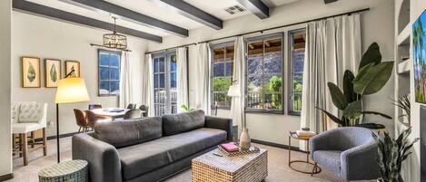 Televisor, llar de foc i oficines